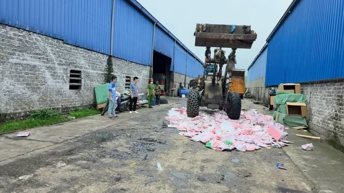 Tiêu hủy gần 2.000 gấu bông Baby Three chứa chất độc hại