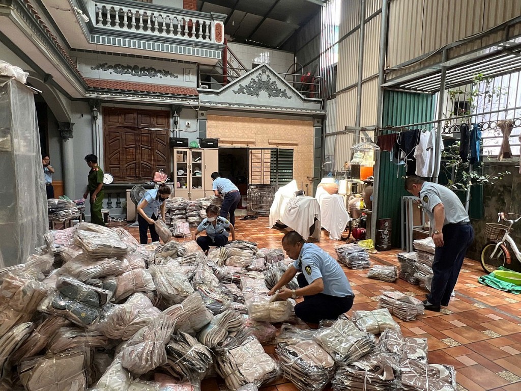 Phát hiện hàng chục nghìn sản phẩm và thực phẩm nhập lậu ở Hà Nội