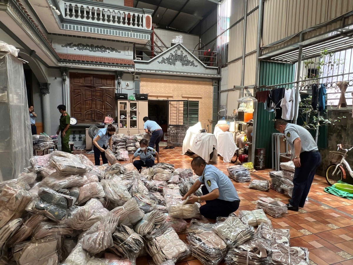Phát hiện hàng chục nghìn sản phẩm và thực phẩm nhập lậu ở Hà Nội