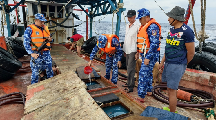 Bắt giữ tàu vận chuyển trái phép 50.000 lít dầu trên vùng biển Tây Nam