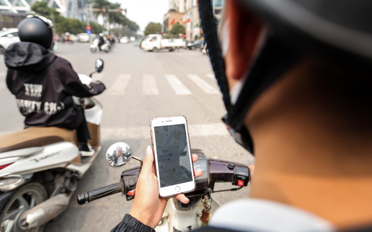 Lái xe máy dùng điện thoại, hành vi nguy hiểm và vi phạm pháp luật