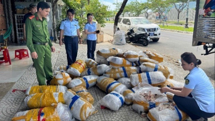 Phát hiện 700kg mực khô đã hư hỏng bị vứt bỏ trên vỉa hè