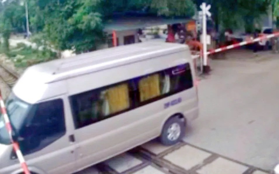 Tài xế xe khách vượt chắn tàu, gây hỏng cần barie bị tước bằng lái