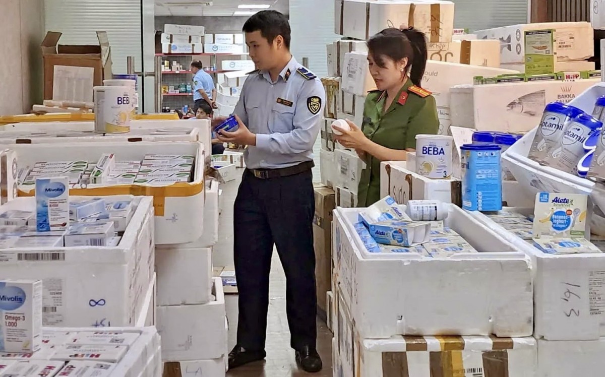 Phát hiện kho hàng trữ sữa, thực phẩm chức năng, mỹ phẩm nhập lậu ngay giữa trung tâm Hà Nội