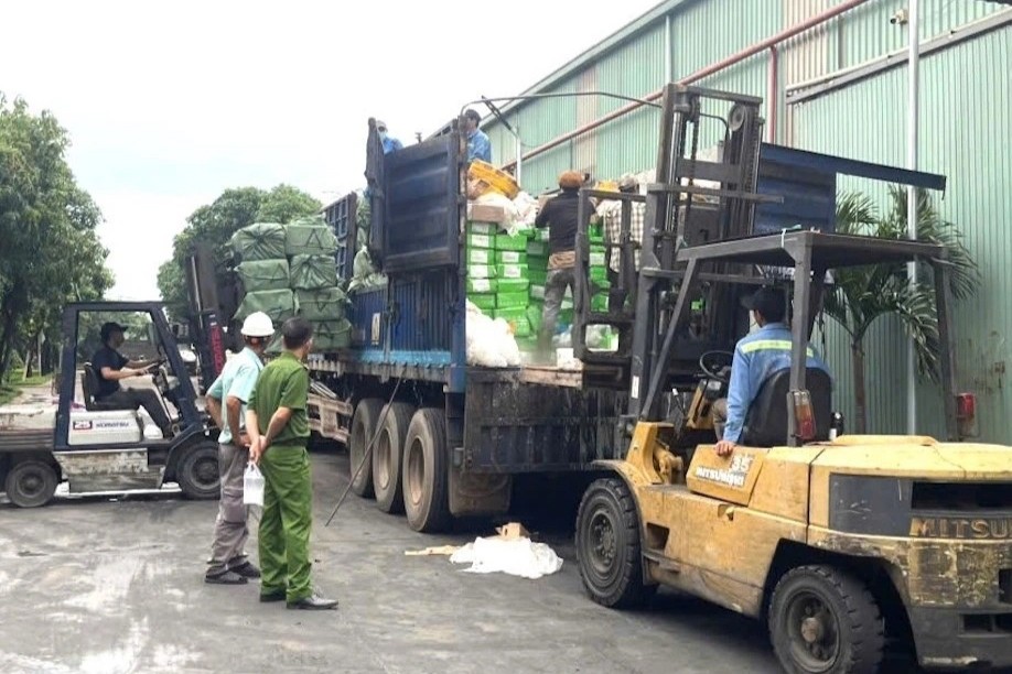 Tổ chức tiêu hủy hơn 30 tấn thực phẩm bẩn