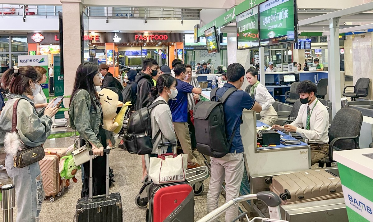 Cục Hàng không yêu cầu làm rõ vụ chậm mở cửa khiến hành khách kẹt 40 phút tại Tân Sơn Nhất