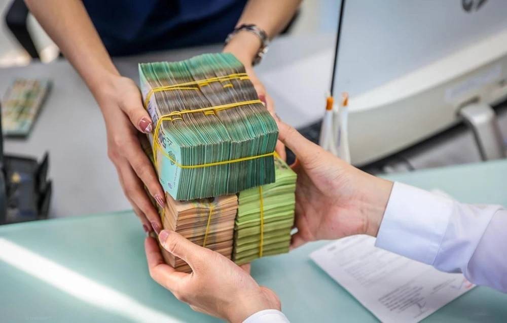 Tiền gửi dân cư lập kỷ lục mới bất chấp lãi suất huy động giảm sâu