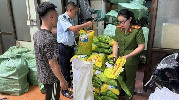 Hà Nội: Tiêu hủy hàng loạt bao bì giả mạo nhãn hiệu gạo ST25