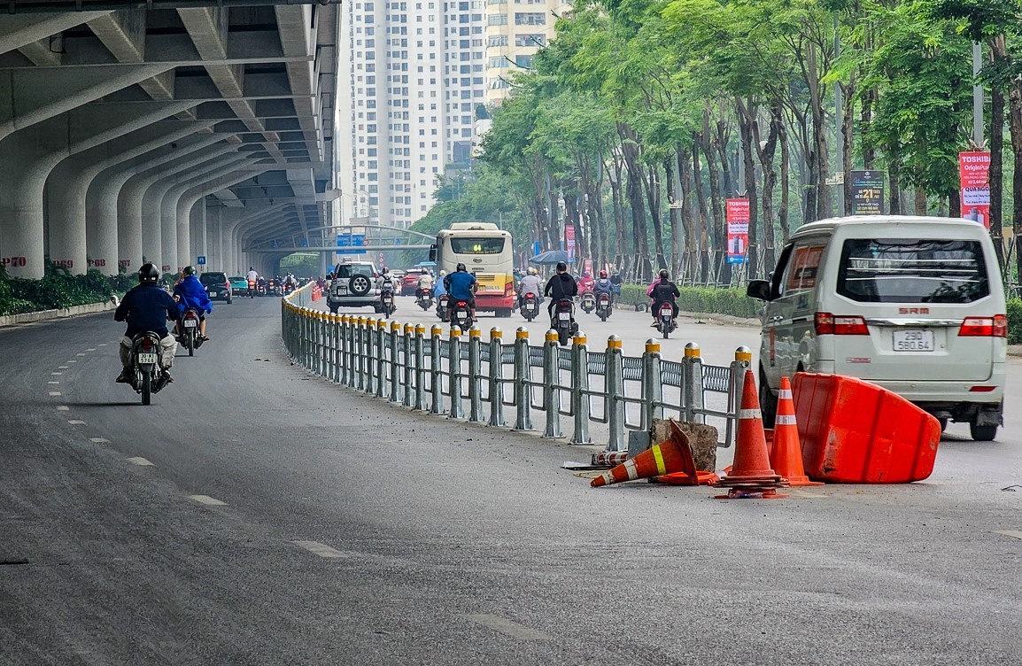 Hà Nội phân làn cứng trên hai tuyến đường Võ Chí Công và Phạm Văn Đồng