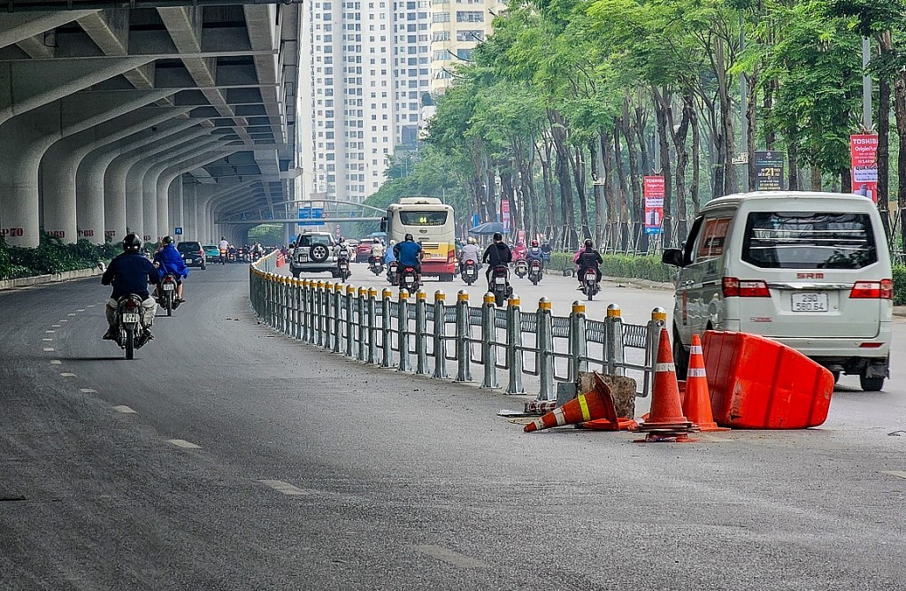 Hà Nội phân làn cứng trên hai tuyến đường Võ Chí Công và Phạm Văn Đồng