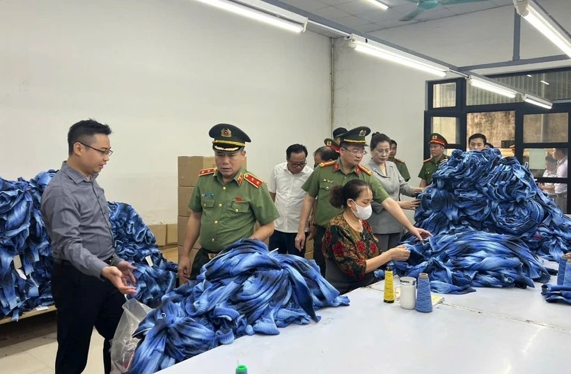 Giám đốc Công an Hà Nội kiểm tra hoạt động sản xuất, kinh doanh tại xã La Phù