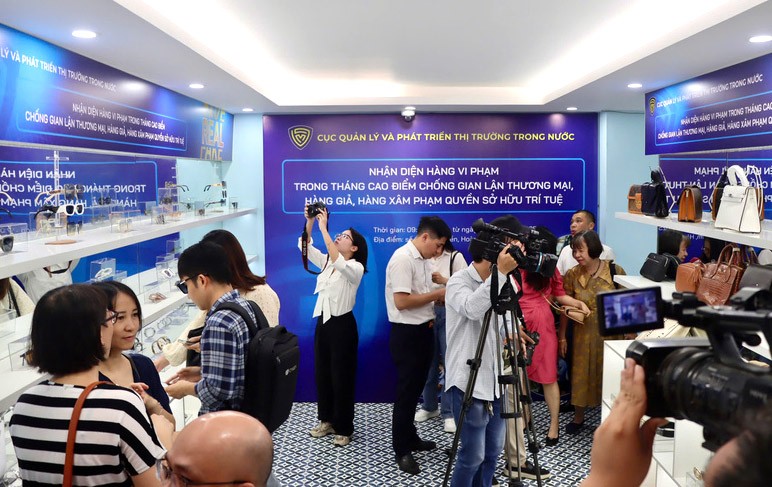 Hơn 300 sản phẩm vi phạm được trưng bày trong tháng cao điểm chống hàng giả