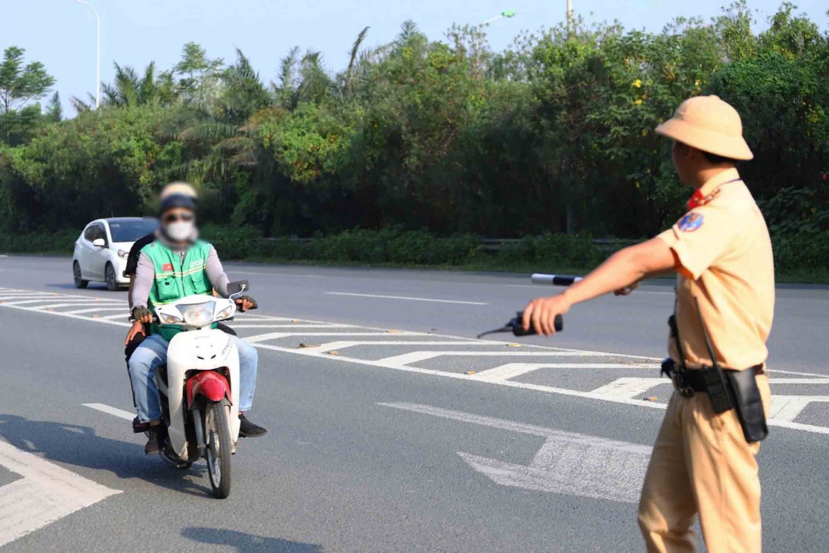 Xe máy vào cao tốc: Vi phạm Luật giao thông, đánh đổi bằng cả tính mạng