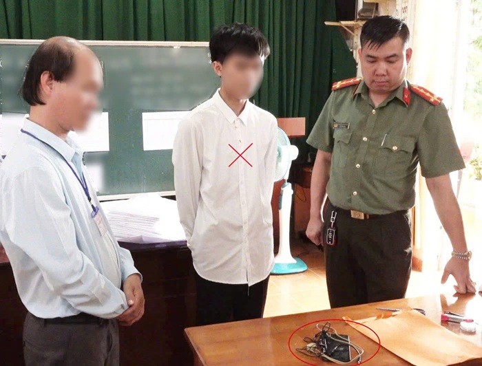 Khởi tố vụ thí sinh dùng camera siêu nhỏ truyền nội dung đề thi ra ngoài nhờ cứu trợ môn Văn