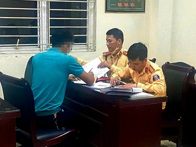 Xử phạt tài xế chở 6 trẻ nhỏ trên thùng xe bán tải lưu thông trên đại lộ Thăng Long