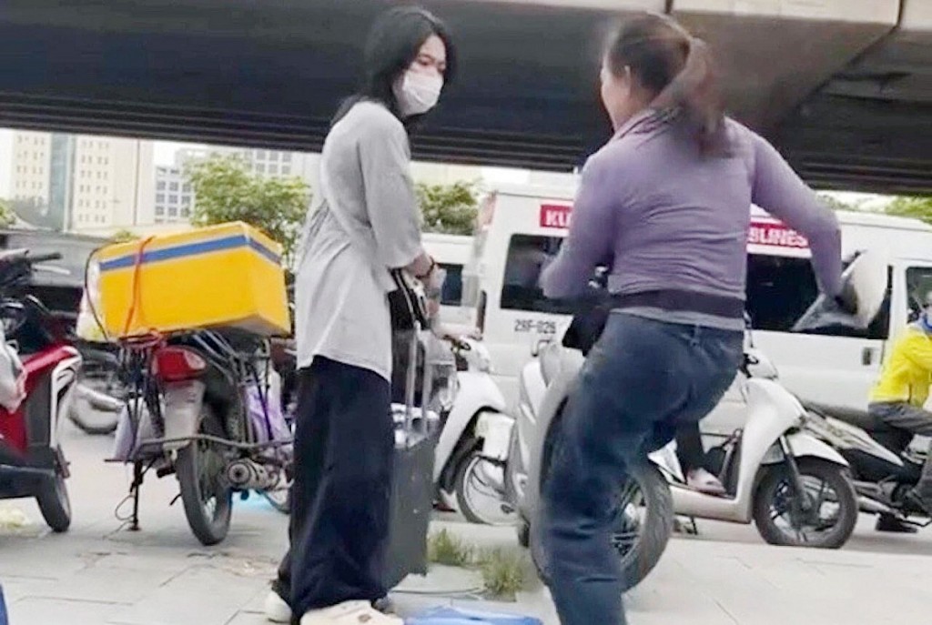 Xử phạt người bán trà đá đuổi cô gái khỏi vỉa hè