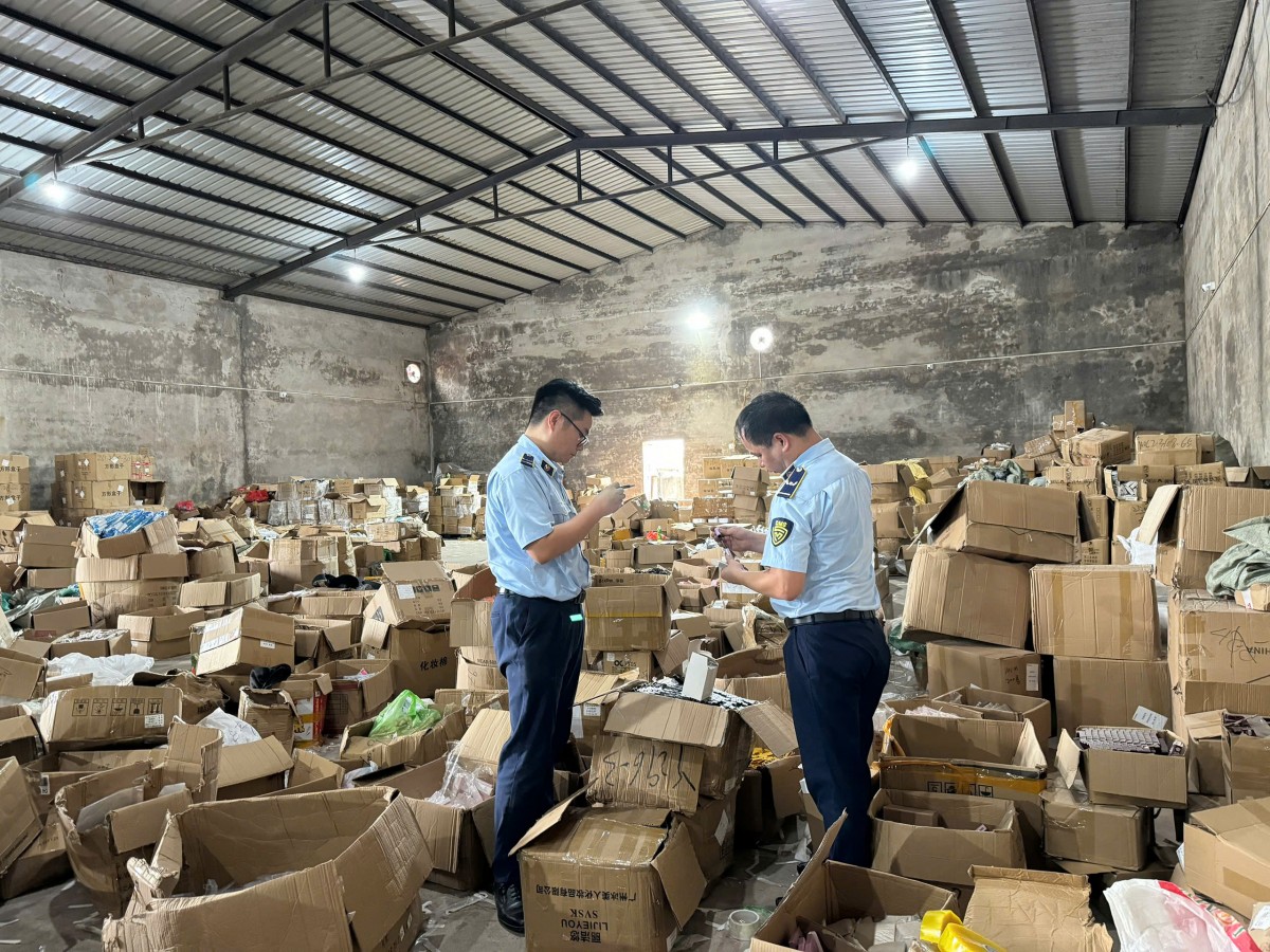 Phát hiện kho hàng chứa hơn 47.000 sản phẩm nhập lậu từ Trung Quốc