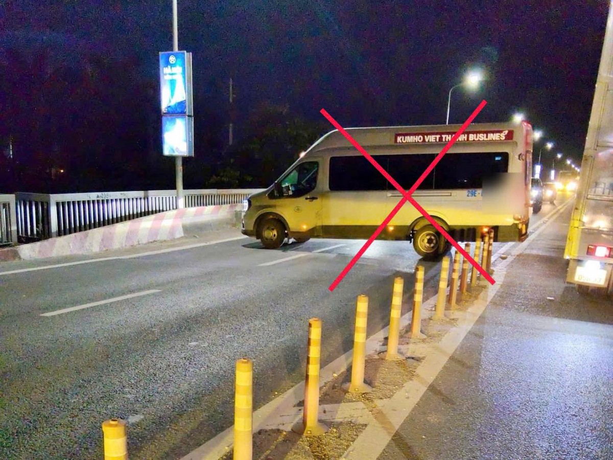 Hà Nội: Xử lý tài xế ô tô khách quay đầu trái phép tại đầu cầu Thăng Long