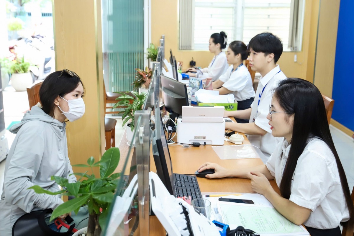 Thủ tướng yêu cầu xử lý tình trạng “cò làm giấy tờ” ở các trung tâm hành chính công Thủ tướng yêu cầu xử lý tình trạng “cò làm giấy tờ” ở các trung tâm hành chính công