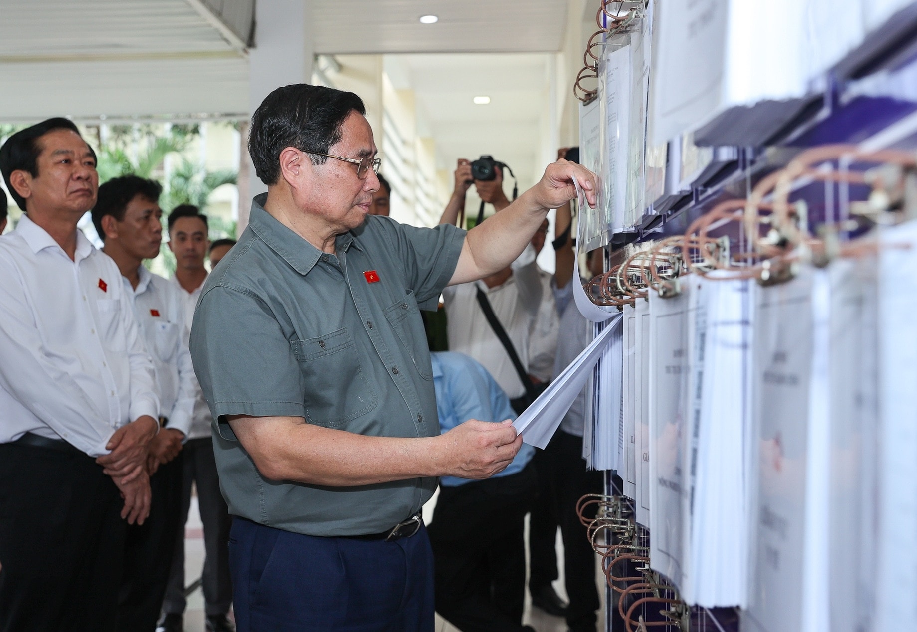 Thủ tướng yêu cầu xử lý tình trạng “cò làm giấy tờ” ở các trung tâm hành chính công thutuỏng.jpg