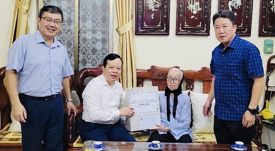 Lãnh đạo phường Văn Miếu - Quốc Tử Giám thăm hỏi, tặng quà các gia đình chính sách