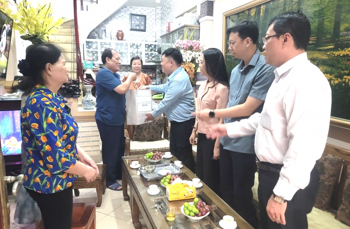 Lãnh đạo phường Văn Miếu - Quốc Tử Giám thăm hỏi, tặng quà các gia đình chính sách Lãnh đạo phường Văn Miếu - Quốc Tử Giám thăm hỏi, tặng quà các gia đình chính sách