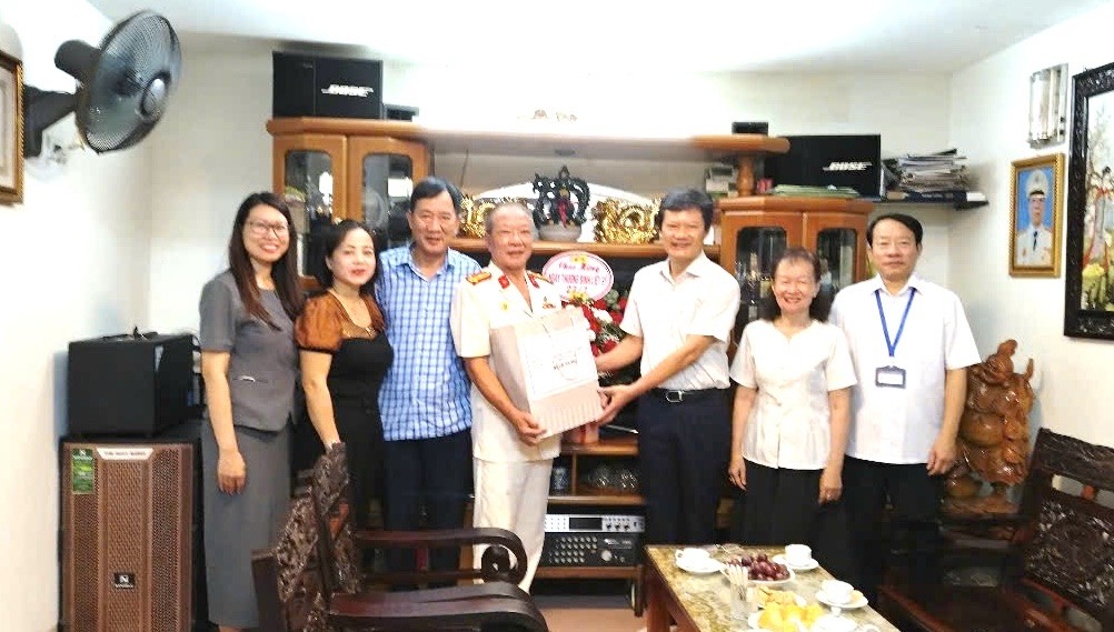 Lãnh đạo phường Văn Miếu - Quốc Tử Giám thăm hỏi, tặng quà các gia đình chính sách Lãnh đạo phường Văn Miếu - Quốc Tử Giám thăm hỏi, tặng quà các gia đình chính sách