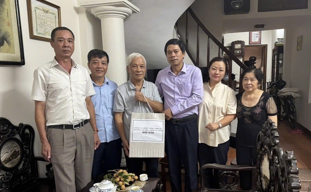 Lãnh đạo phường Văn Miếu - Quốc Tử Giám thăm hỏi, tặng quà các gia đình chính sách Lãnh đạo phường Văn Miếu - Quốc Tử Giám thăm hỏi, tặng quà các gia đình chính sách