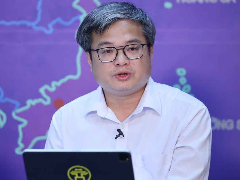 Phó Chủ tịch UBND TP Hà Nội Trương Việt Dũng thông tin về kết quả 3 tuần vận hành chính quyền địa phương 2 cấp. Ảnh: VGP