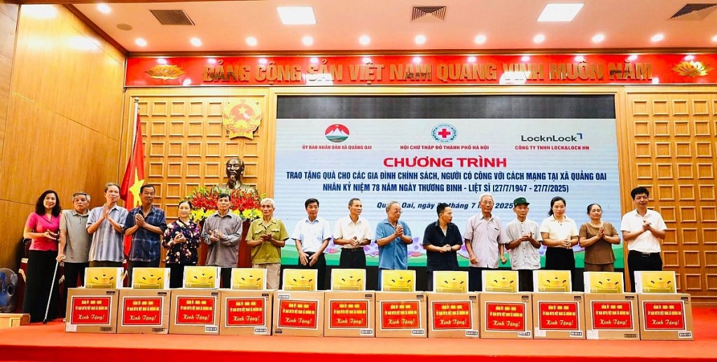 Xã Quảng Oai: 150 phần quà tri ân gia đình chính sách nhân dịp 27/7
