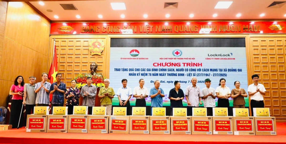 Xã Quảng Oai: 150 phần quà tri ân gia đình chính sách nhân dịp 27/7