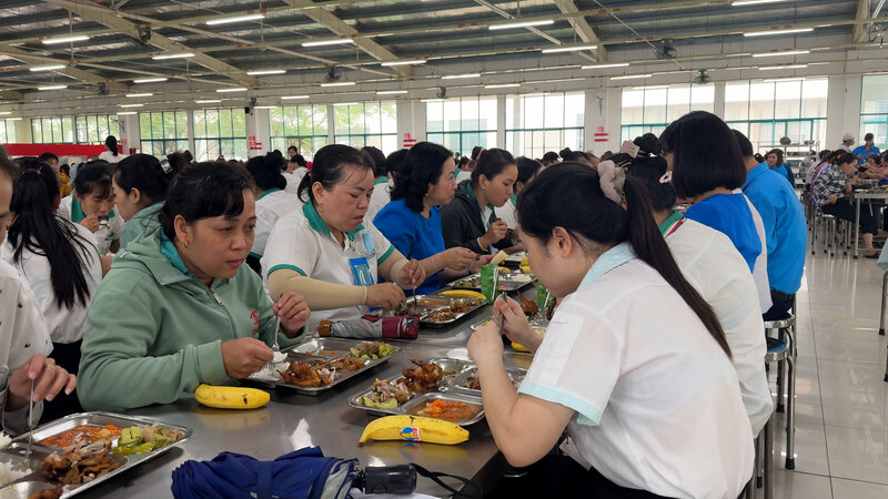 Phó Chủ tịch Thái Thu Xương dùng cơm cùng công nhân Tỷ Xuân. Ảnh: Hoàng Lộc 