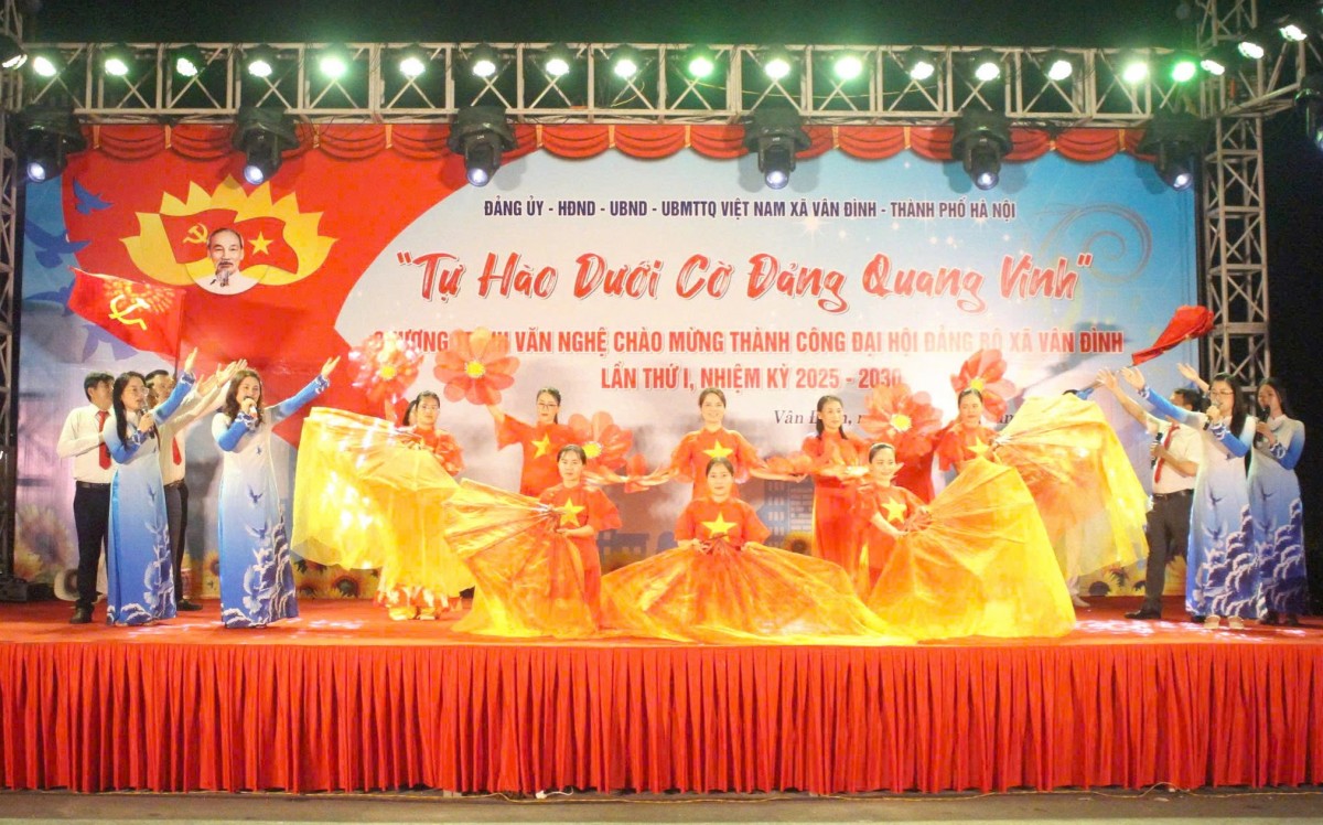 Chương trình nghệ thuật đặc sắc "Tự hào dưới cờ Đảng quang vinh"