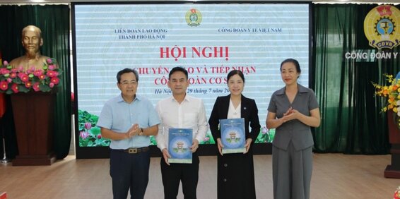 LĐLĐ thành phố Hà Nội bàn giao 2 Công đoàn cơ sở