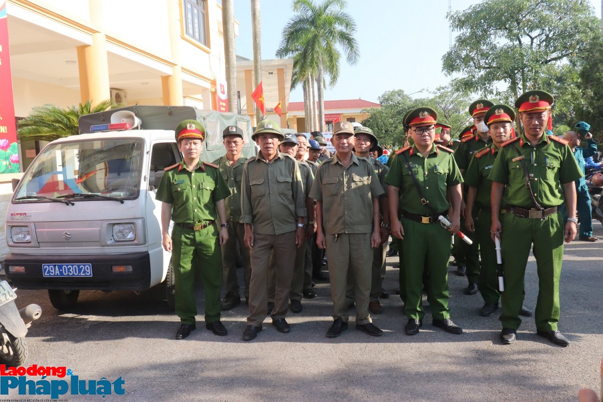 Ủy ban MTTQ Việt Nam phường Yên Nghĩa ra quân vệ sinh môi trường, đảm bảo an toàn giao thông