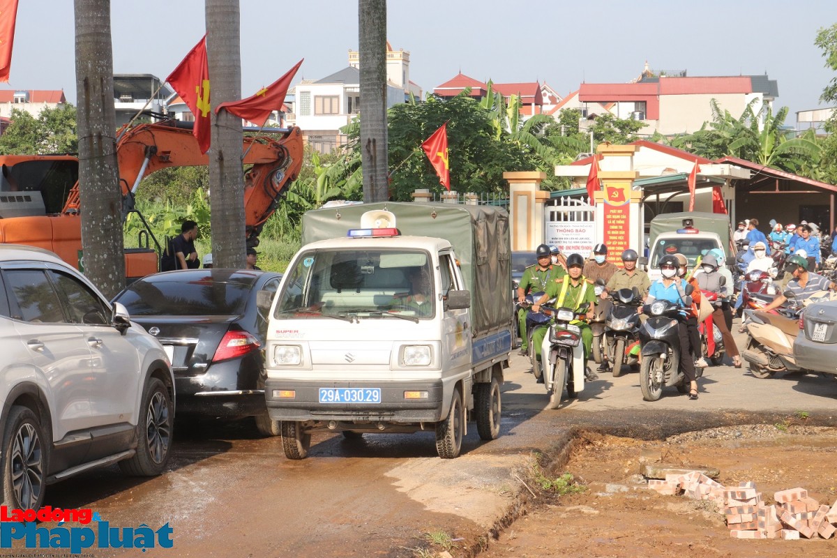 Ủy ban MTTQ Việt Nam phường Yên Nghĩa ra quân vệ sinh môi trường, đảm bảo an toàn giao thông