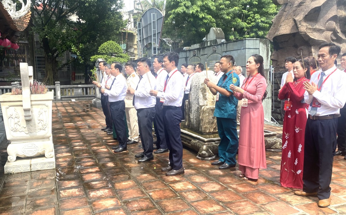 Đại biểu dự Đại hội Đảng bộ phường Văn Miếu - Quốc Tử Giám dâng hương tưởng niệm Hoàng đế Quang Trung