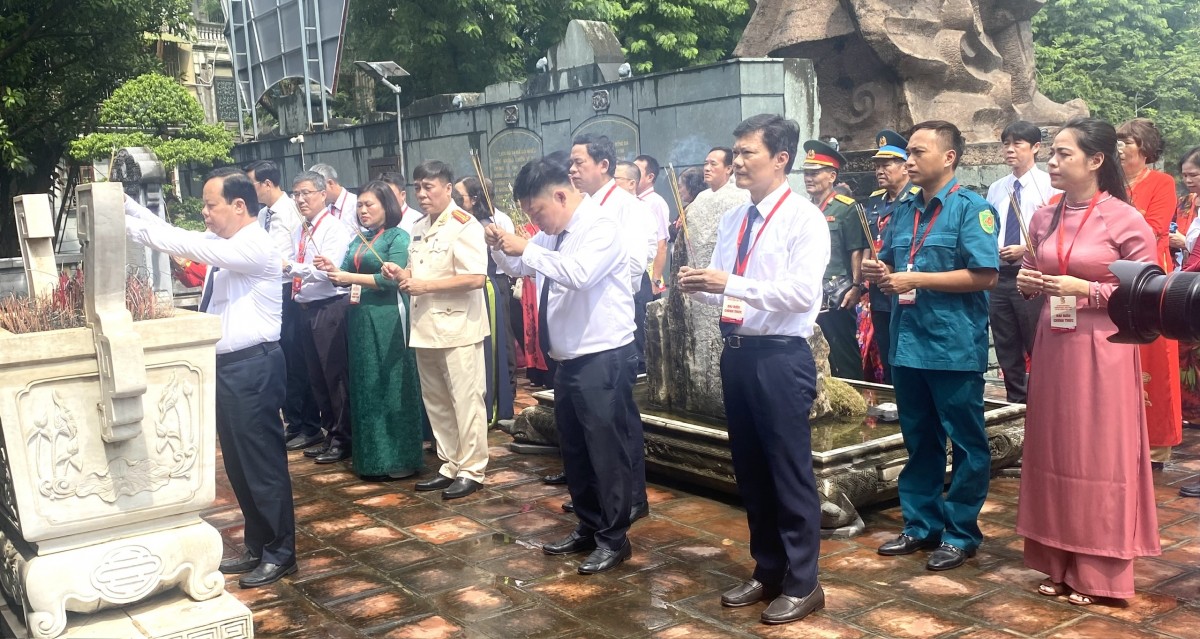 Đại biểu dự Đại hội Đảng bộ phường Văn Miếu - Quốc Tử Giám dâng hương tưởng niệm Hoàng đế Quang Trung