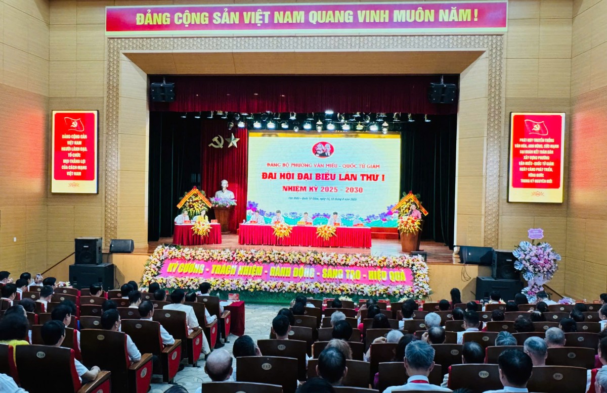 Đại biểu dự Đại hội Đảng bộ phường Văn Miếu - Quốc Tử Giám dâng hương tưởng niệm Hoàng đế Quang Trung