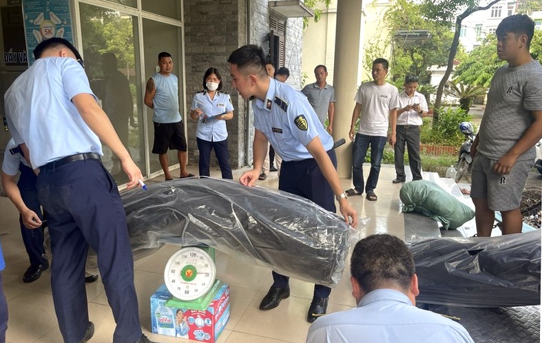 Hà Nội: Hàng ngàn sản phẩm giả mạo, không rõ nguồn gốc bị phát hiện tại Phù Đổng