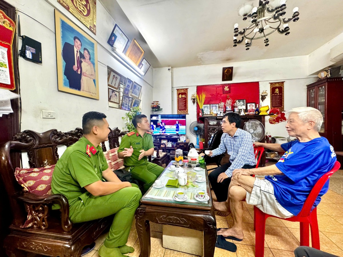 Công an phường Yên Sở “gõ cửa từng nhà” để cấp thẻ đảng viên gắn chíp