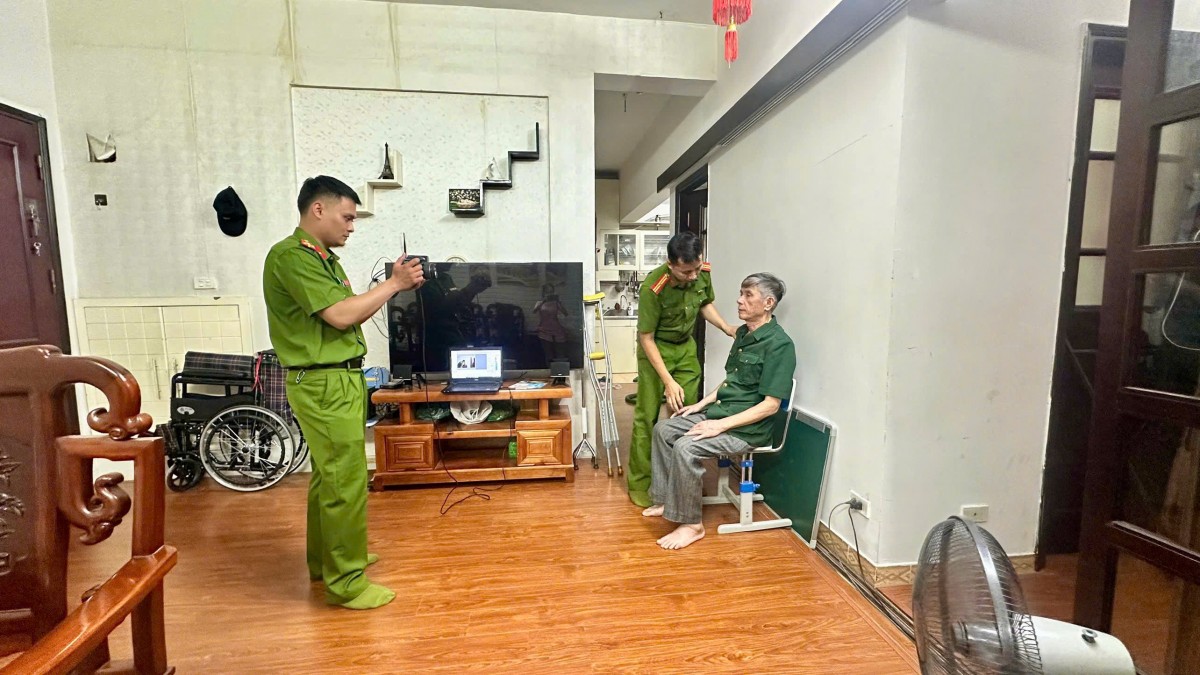 Công an phường Yên Sở “gõ cửa từng nhà” để cấp thẻ đảng viên gắn chíp