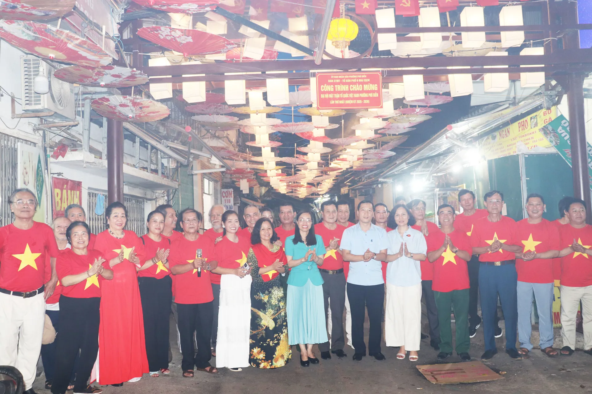 Khánh thành công trình Dân vận khéo “Cổng chào và trang trí hoa đèn tại khu dân cư tổ 9” tại phường Phú Diễn