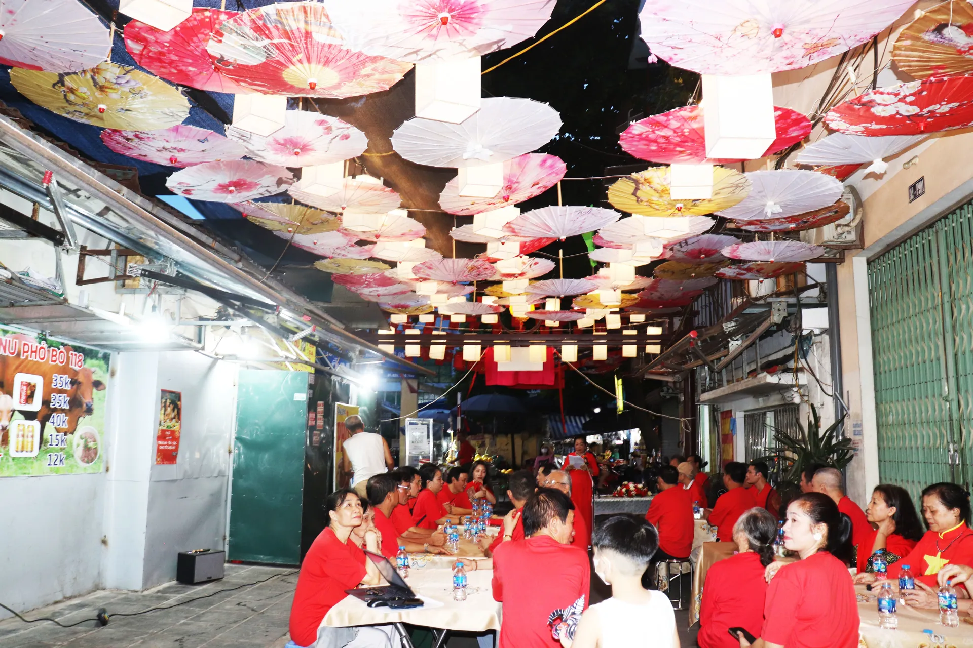 Khánh thành công trình Dân vận khéo “Cổng chào và trang trí hoa đèn tại khu dân cư tổ 9” tại phường Phú Diễn