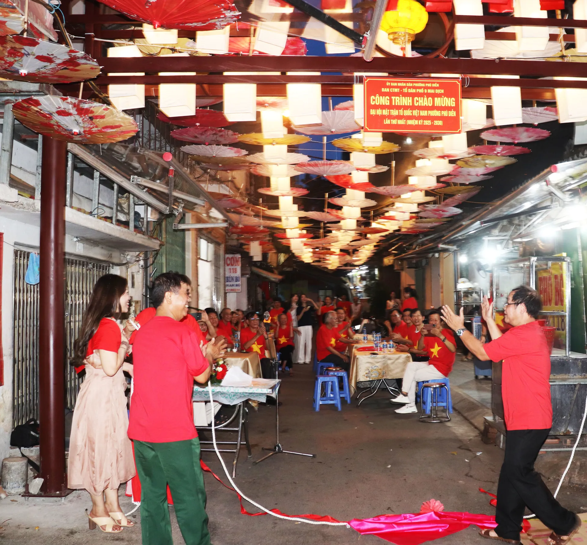 Khánh thành công trình Dân vận khéo “Cổng chào và trang trí hoa đèn tại khu dân cư tổ 9” tại phường Phú Diễn
