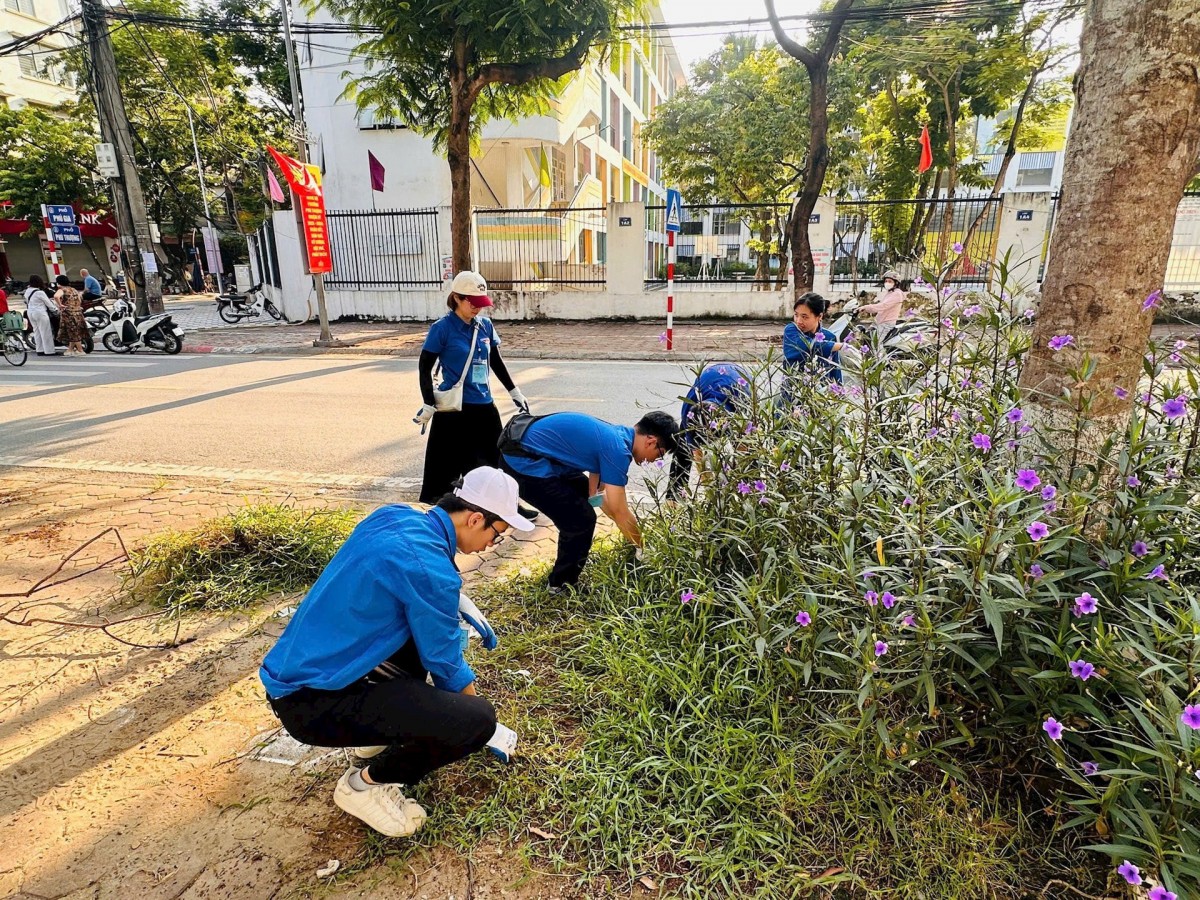 Phú Thượng ra quân tổng vệ sinh môi trường, lập lại trật tự đô thị