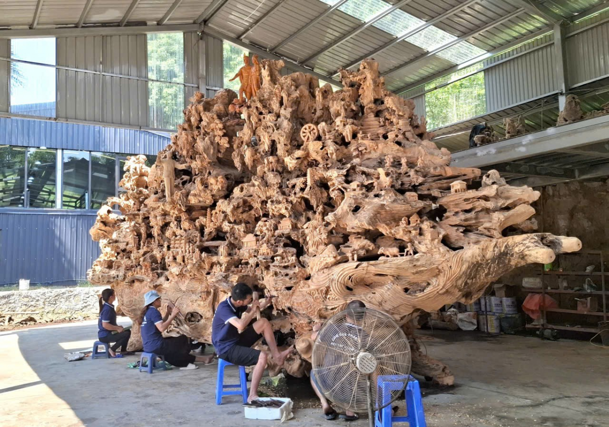 Cội nguồn - “khúc tráng ca” bằng gỗ lũa trai vàng