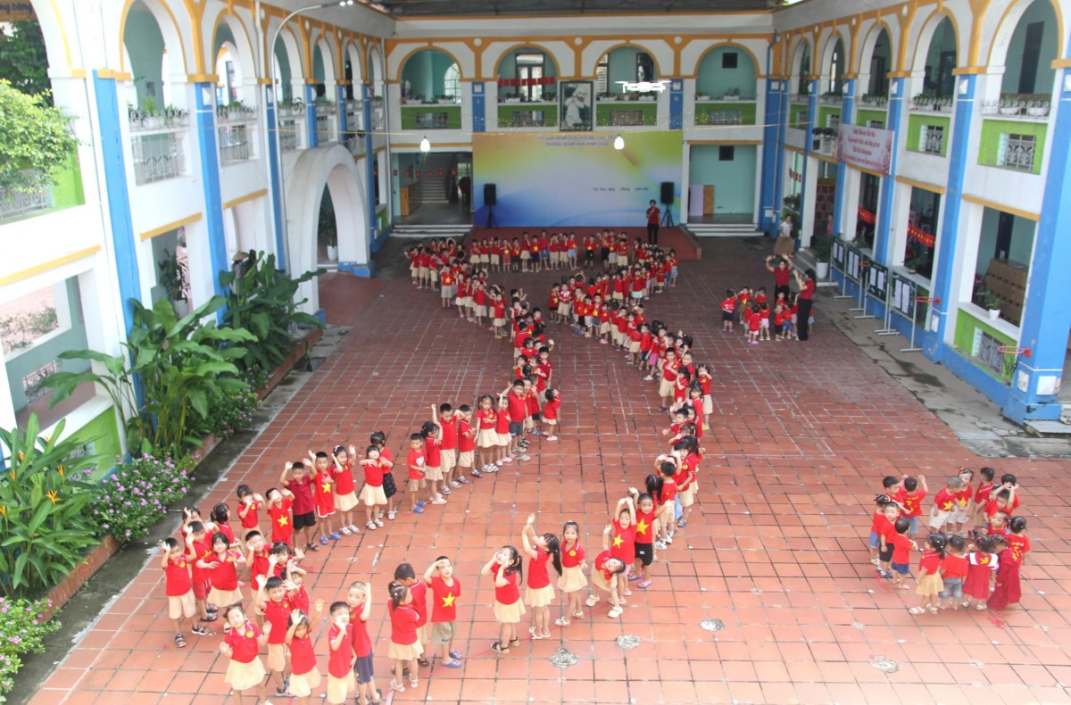 Hà Nội: Trường Mầm non Minh Khai xếp hình cờ Tổ quốc, bản đồ Việt Nam chào mừng Quốc khánh 2/9