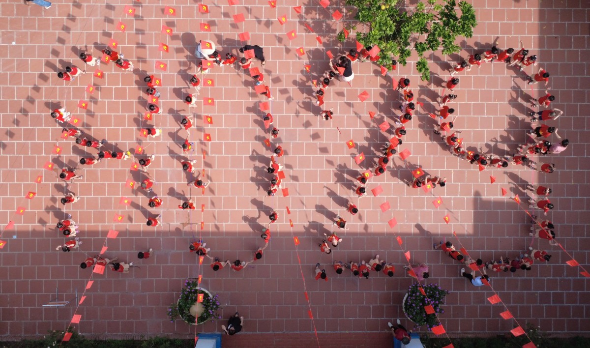 Hà Nội: Trường Mầm non Minh Khai xếp hình cờ Tổ quốc, bản đồ Việt Nam chào mừng Quốc khánh 2/9