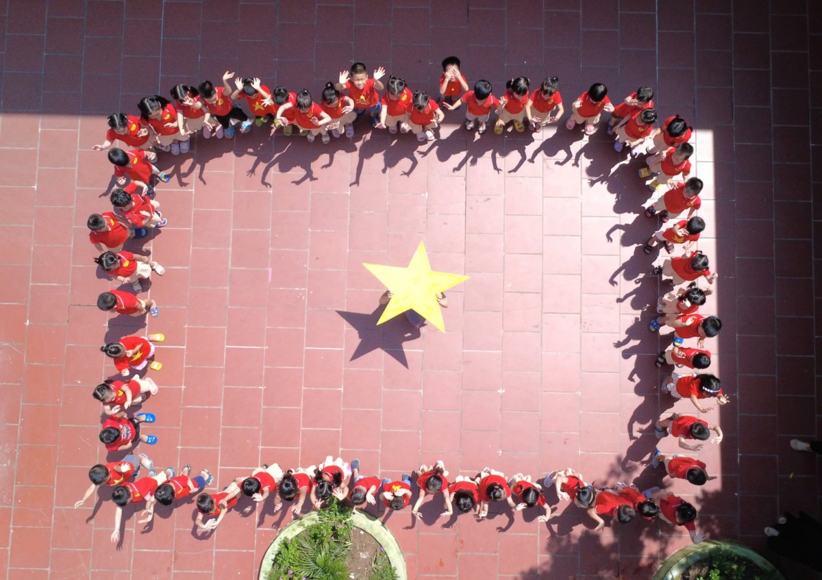 Hà Nội: Trường Mầm non Minh Khai xếp hình cờ Tổ quốc, bản đồ Việt Nam chào mừng Quốc khánh 2/9